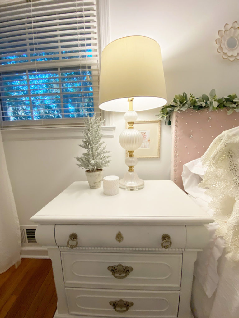 White side tablet with pearl lamp and small flocked christmas tree